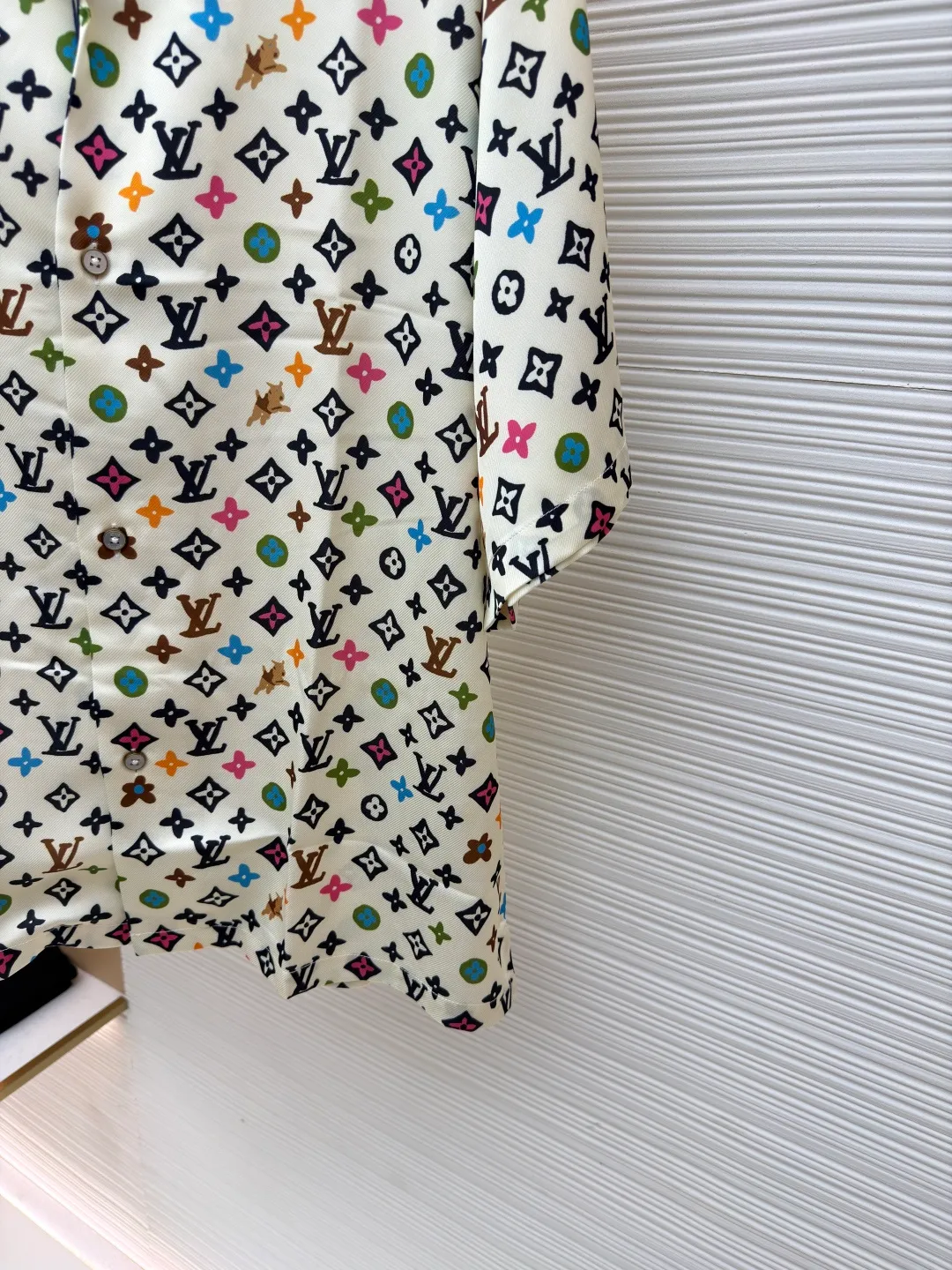 LOUIS VUITTON Tyler co-branded printed shirt ●Original version: Purchased and developed for 14600 ●Item number: 1681497-A85 ●Fabric: Tencel double-sided twill satin fabric ●Technology: Printing ●Color: Color ●Version: Fitted version ●Weight: about 240 grams ●Size: XS-S-M-L ●Description: The fabric is made of Tencel double-sided twill satin, active digital direct printing technology, imported environmentally friendly biodegradable penetrating ink printing, Y-plate pattern design is scanned, high-definition detailed drawings are drawn with hand-made electronic pens, and the letter edge color penetration effects are all available. The pattern is cut from a piece of cloth, the front panel is restored, and all the letters on the front and back cuffs are positioned as the starting position. Positioning letters are taken from both sides of the collar corner. Bronze material hand-stitched buttons are molded and inlaid with natural shells and white butterfly engraved buttons on the inside. The overall wiring is straight and delicate, the fabric is comfortable and soft, and the color is consistent without color difference. It can be matched with the same style to create a fashionable look and control various occasions. Customized accessories, complete with three standards, same style for men and women!